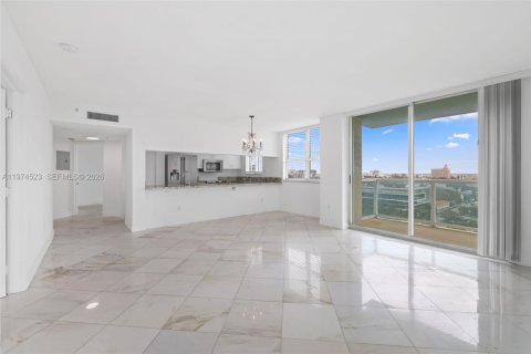 Condo in Miami Beach, Florida, 2 bedrooms  № 2036012 - photo 3
