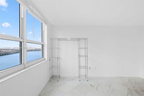 Condo in Miami Beach, Florida, 2 bedrooms  № 2036012 - photo 15