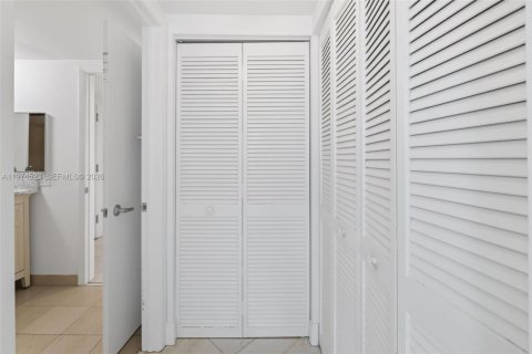 Condo in Miami Beach, Florida, 2 bedrooms  № 2036012 - photo 16