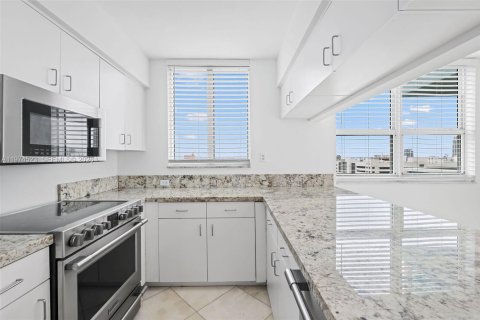 Condo in Miami Beach, Florida, 2 bedrooms  № 2036012 - photo 7