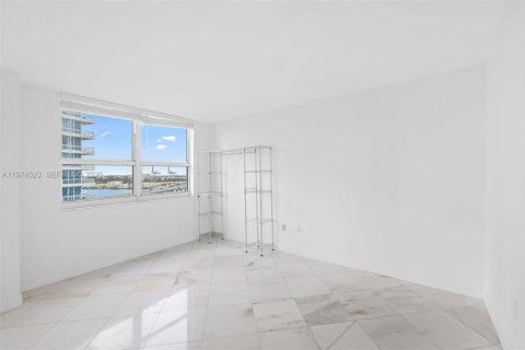 Condo in Miami Beach, Florida, 2 bedrooms  № 2036012 - photo 14