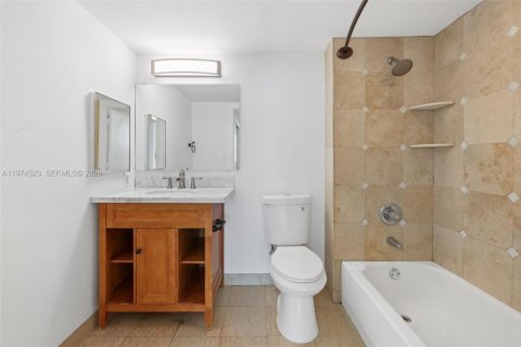 Condo in Miami Beach, Florida, 2 bedrooms  № 2036012 - photo 22