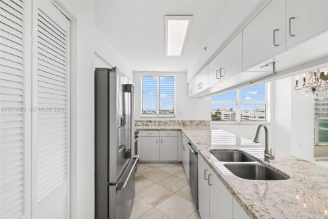 Condo in Miami Beach, Florida, 2 bedrooms  № 2036012 - photo 9