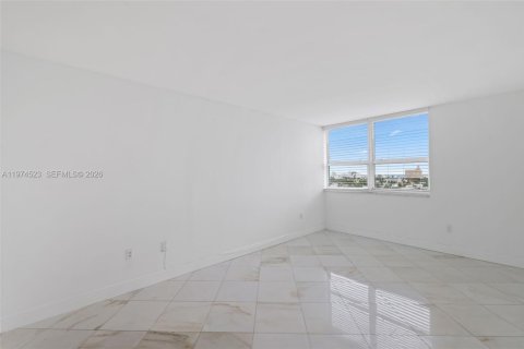 Condo in Miami Beach, Florida, 2 bedrooms  № 2036012 - photo 19