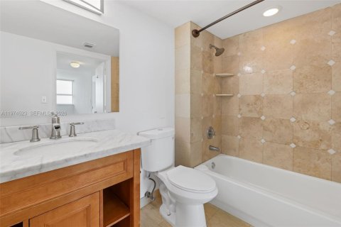 Condo in Miami Beach, Florida, 2 bedrooms  № 2036012 - photo 23