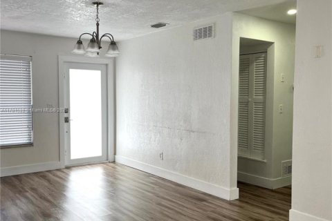 House in Miami Gardens, Florida 3 bedrooms, 106.37 sq.m. № 1737806 - photo 5
