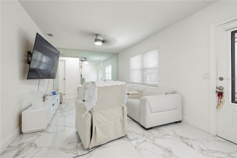 Villa ou maison à vendre à Tampa, Floride: 3 chambres, 155.98 m2 № 2403259 - photo 8
