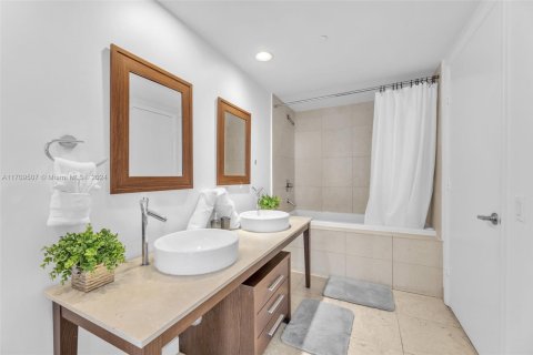 Condominio en venta en Miami, Florida, 1 dormitorio, 73.39 m2 № 1933856 - foto 13