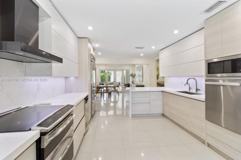 Купить виллу или дом в Корал-Гейблс, Флорида 5 спален, 274.9м2, № 2006489 - фото 11