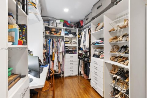 Купить виллу или дом в Корал-Гейблс, Флорида 5 спален, 274.9м2, № 2006489 - фото 15