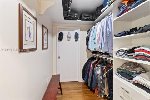 Купить виллу или дом в Корал-Гейблс, Флорида 5 спален, 274.9м2, № 2006489 - фото 16