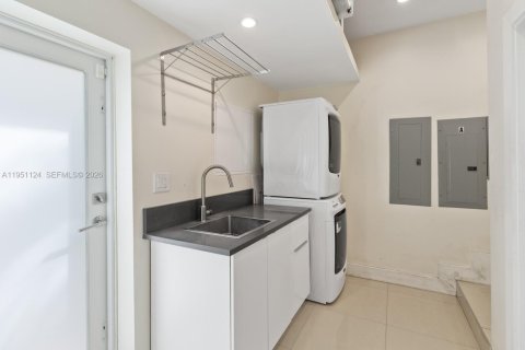 Купить виллу или дом в Корал-Гейблс, Флорида 5 спален, 274.9м2, № 2006489 - фото 24