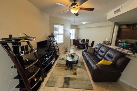 Condo in Doral, Florida, 2 bedrooms  № 1882151 - photo 1
