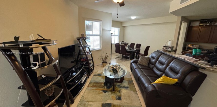 Condo in Doral, Florida, 2 bedrooms  № 1882151