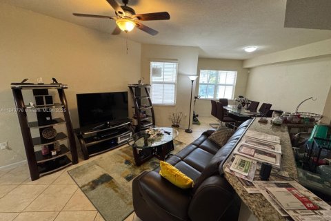 Condo in Doral, Florida, 2 bedrooms  № 1882151 - photo 12