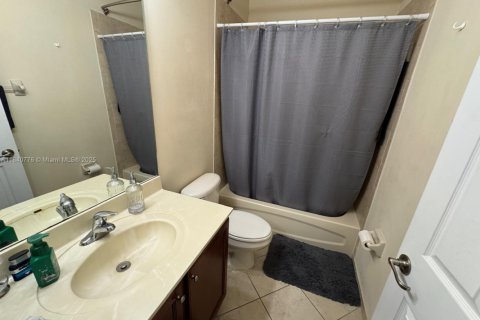 Condo in Doral, Florida, 2 bedrooms  № 1882151 - photo 13