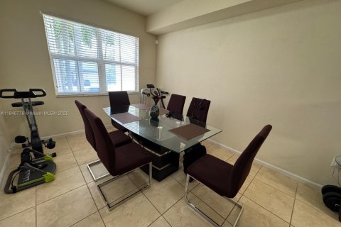 Condo in Doral, Florida, 2 bedrooms  № 1882151 - photo 4