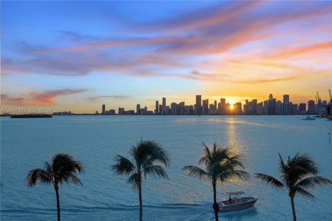 Condo in Miami Beach, Florida, 5 bedrooms  № 2243595