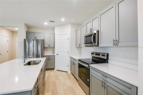 Townhouse in Haines City, Florida 4 bedrooms, 173.36 sq.m. № 1785657 - photo 4