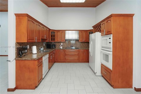 Villa ou maison à louer à Miami, Floride: 3 chambres, 270.35 m2 № 2022240 - photo 9