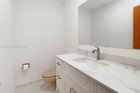 Villa ou maison à louer à Miami, Floride: 3 chambres, 270.35 m2 № 2022240 - photo 19