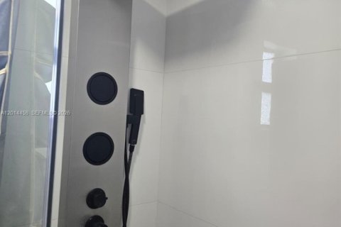 Commercial property in Miami, Florida 1 bedroom, 146.23 sq.m. № 2076436 - photo 12