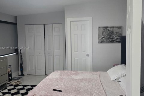 Commercial property in Miami, Florida 1 bedroom, 146.23 sq.m. № 2076436 - photo 3