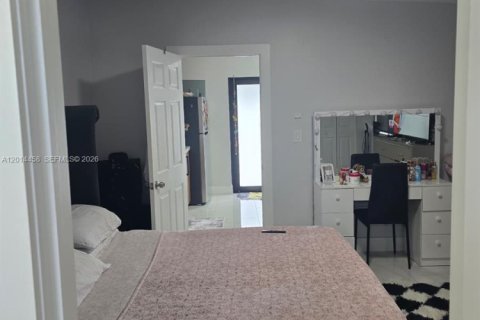 Commercial property in Miami, Florida 1 bedroom, 146.23 sq.m. № 2076436 - photo 4