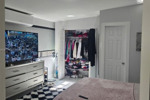 Commercial property in Miami, Florida 1 bedroom, 146.23 sq.m. № 2076436 - photo 8