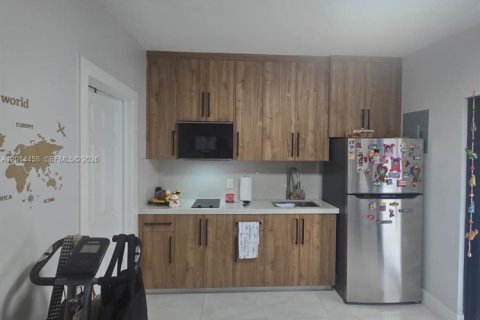 Commercial property in Miami, Florida 1 bedroom, 146.23 sq.m. № 2076436 - photo 15