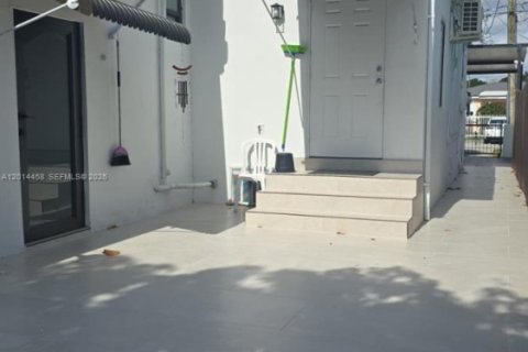 Commercial property in Miami, Florida 1 bedroom, 146.23 sq.m. № 2076436 - photo 2