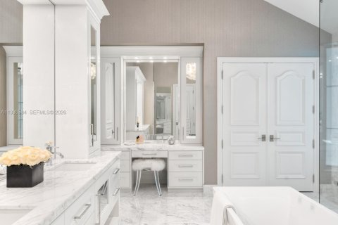 House in Miami, Florida 6 bedrooms, 672.33 sq.m. № 1995276 - photo 18