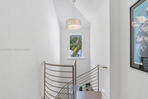 House in Miami, Florida 6 bedrooms, 672.33 sq.m. № 1995276 - photo 28