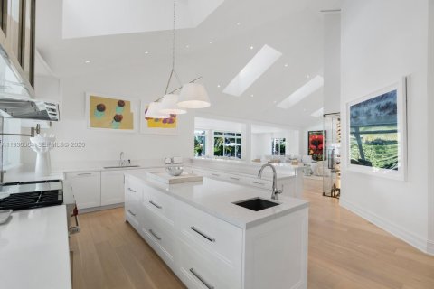 House in Miami, Florida 6 bedrooms, 672.33 sq.m. № 1995276 - photo 12
