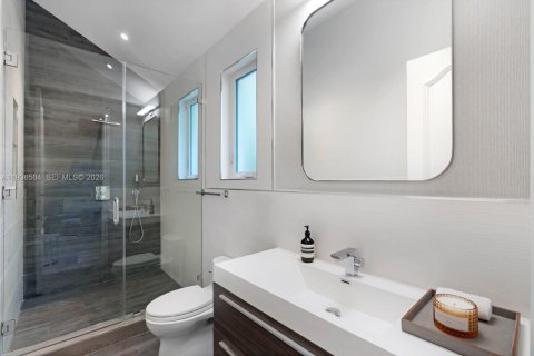 House in Miami, Florida 6 bedrooms, 672.33 sq.m. № 1995276 - photo 24