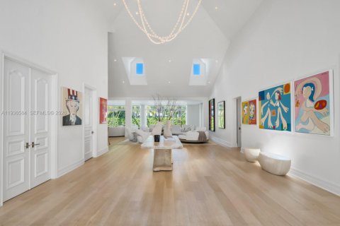 House in Miami, Florida 6 bedrooms, 672.33 sq.m. № 1995276 - photo 2
