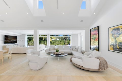 House in Miami, Florida 6 bedrooms, 672.33 sq.m. № 1995276 - photo 6