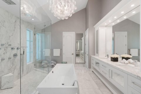 House in Miami, Florida 6 bedrooms, 672.33 sq.m. № 1995276 - photo 19
