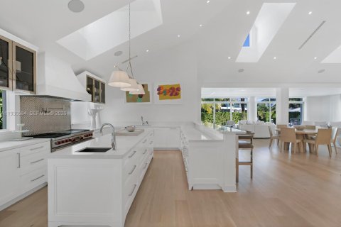 House in Miami, Florida 6 bedrooms, 672.33 sq.m. № 1995276 - photo 11