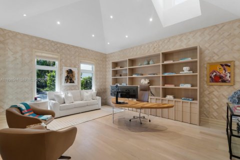 House in Miami, Florida 6 bedrooms, 672.33 sq.m. № 1995276 - photo 13