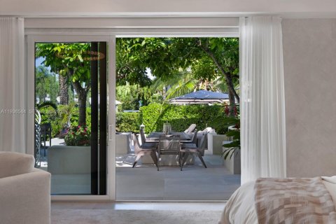 House in Miami, Florida 6 bedrooms, 672.33 sq.m. № 1995276 - photo 20