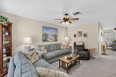 Condo in Mount Dora, Florida, 2 bedrooms № 2224530 - photo 8