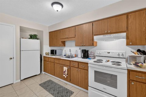 Condo in Mount Dora, Florida, 2 bedrooms № 2224530 - photo 15