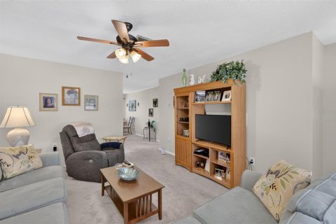 Condo in Mount Dora, Florida, 2 bedrooms № 2224530 - photo 9