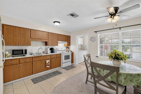 Condo in Mount Dora, Florida, 2 bedrooms № 2224530 - photo 12