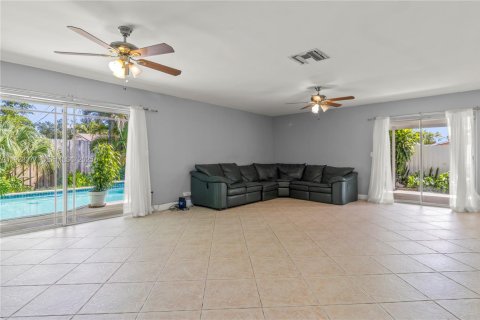 Villa ou maison à louer à Cutler Bay, Floride: 4 chambres, 207.36 m2 № 1977354 - photo 4