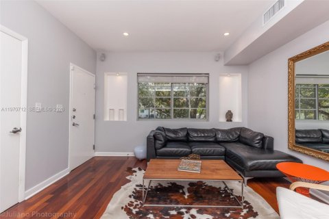 Condominio en venta en Miami Beach, Florida, 2 dormitorios, 82.68 m2 № 2032482 - foto 2