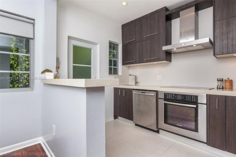 Condominio en venta en Miami Beach, Florida, 2 dormitorios, 82.68 m2 № 2032482 - foto 8