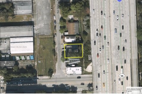 Commercial property in Miami, Florida № 2081496