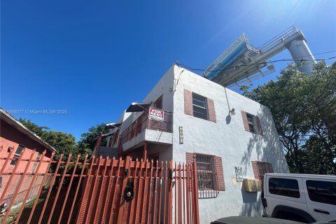 Commercial property in Miami, Florida № 2081496 - photo 5